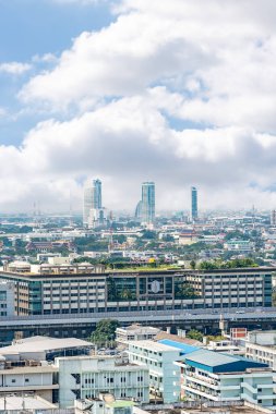 Bangkok, Tayland, 20 Ekim 2022, Somdech Phra Debaratana, bina, Ramathibodi hastanesi ve kentsel çevre manzarası.