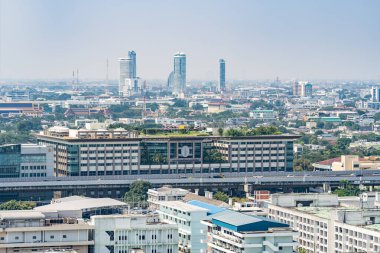 Bangkok, Tayland, 20 Ekim 2022, Somdech Phra Debaratana, bina, Ramathibodi hastanesi ve kentsel çevre manzarası.