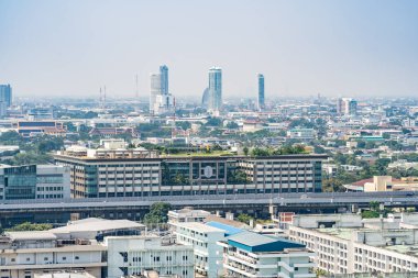 Bangkok, Tayland, 20 Ekim 2022, Somdech Phra Debaratana, bina, Ramathibodi hastanesi ve kentsel çevre manzarası.