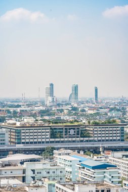Bangkok, Tayland, 20 Ekim 2022, Somdech Phra Debaratana, bina, Ramathibodi hastanesi ve kentsel çevre manzarası.