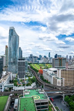 Bangkok, Tayland - 26 Ağustos 2021, Havadan Skyline Çevresi ve Tayland 'ın iş ve finans binaları manzarası öğlen saatlerinde şehir merkezleri arasında. Bangkok, Tayland.