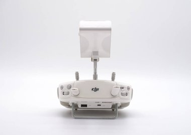 Bangkok, Tayland - 26 Mar 2022, DJI Phantom 4 profesyonel insansız hava aracı uzaktan kumandalı UAV kuadkopter video 4k ve 21 mega pikselli fotoğraf boyutu, kablosuz 4 km menzilli mesafeler tarafından kontrol ediliyor. Bangkok, Tayland.