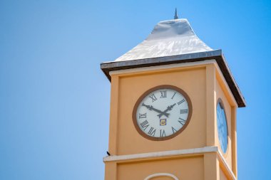 Phuket, Tayland - 12 Nisan 2021, Saat Kulesi 'ndeki Phuket Eski Kasabası çevresi, Sino Portekiz binası gibi bir stil, Tayland' ın Phuket eyaletinde ünlü bir seyahat noktası..