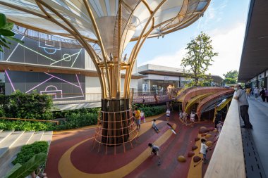 Bangkok, Tayland - 27 Kasım 2021, Siam Premium Outlets Bangkok 'taki açık hava çocuk parkı, Suvarnabhumi Havalimanı yakınlarındaki lüks alışveriş merkezi. Bangkok, Tayland.