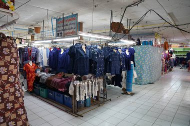 Lampang, Tayland - 28 Mar 2021, Kad Tung Kwain Market 'teki Küçük Kumaş dükkanının önünde Yerel Kumaş Sergisi. Kuzu eti, Tayland.