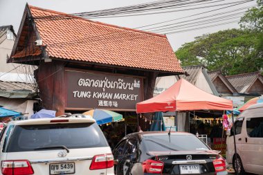 Lampang, Tayland - 28 Mar 2021, Kad Tung Kwain Market 'in önündeki Otopark Çevresi, Coronavirus Hastalığı Yerel Piyasası (COVID-19) dönemi. Kuzu eti, Tayland.