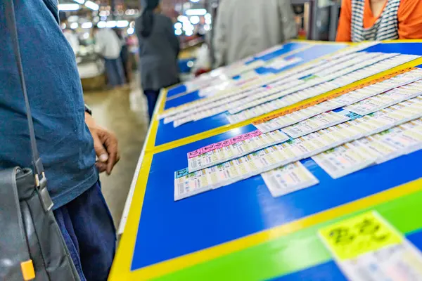 Lamphun Eyaleti, Tayland, 30 Ekim 2020 varsayımsal numaralar ve barkodlu Tayland piyango bileti alıcı için satışa hazır..