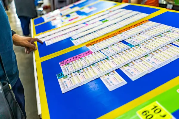 Lamphun Eyaleti, Tayland, 30 Ekim 2020 varsayımsal numaralar ve barkodlu Tayland piyango bileti alıcı için satışa hazır..