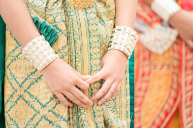 Tapınak arkaplanındaki kutlama sırasında Tayland halk dansının yakın çekimi. Kutlama için geleneksel Tayland dansı.