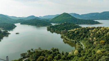 Göl manzaralı Kaeng Krachan barajı ve bir sürü yeşil dağ, mavi gökyüzü arka planı. Kaeng Krachan Barajı milli parkı, Phetchaburi bölgesi, Tayland insansız hava aracı görüntüsü.