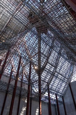 İnşaat alanında inşaat halindeki devasa çelik çatı iskeleti yapısının yükseliş açısı fotoğraf çekimi.