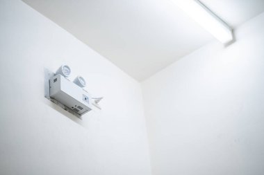 Hastanedeki otomatik acil durum lambası şarj oluyor ve elektrik kesildiğinde kullanıma hazır olan prize takılıyor..