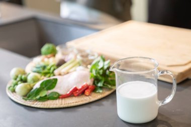 Tavuk kanatları, kırmızı biber, kaffir limon yaprakları ve limon otundan oluşan malzemeler ünlü bir Tayland yemeği olan Yeşil Köri için pişirilmeye hazırlandı.. 