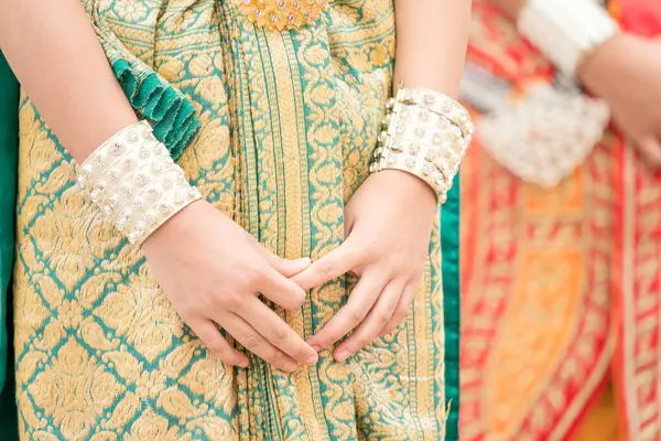 Tapınak arkaplanındaki kutlama sırasında Tayland halk dansının yakın çekimi. Kutlama için geleneksel Tayland dansı.