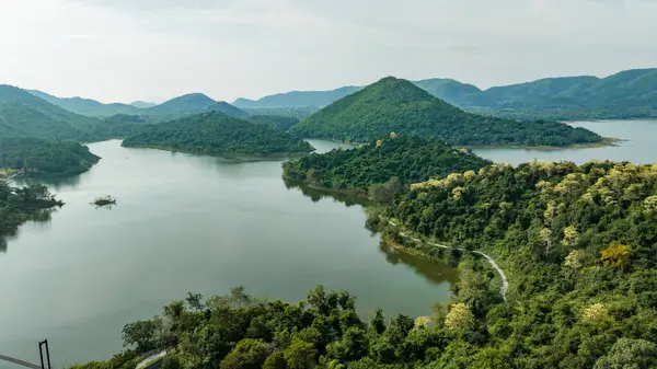 Göl manzaralı Kaeng Krachan barajı ve bir sürü yeşil dağ, mavi gökyüzü arka planı. Kaeng Krachan Barajı milli parkı, Phetchaburi bölgesi, Tayland insansız hava aracı görüntüsü.