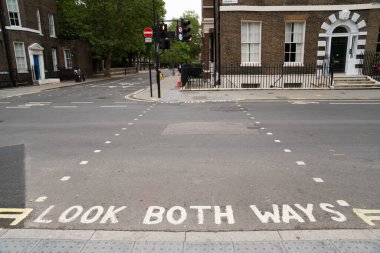 Londra 'da, her iki yolun da yola boyandığı, yaya geçidini gösteren 