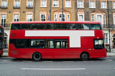 Kırmızı otobüsteki boş reklam alanı Londra sokaklarının klasik cazibesiyle çelişiyor..