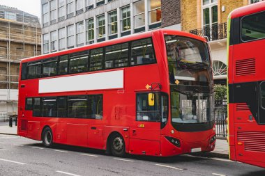 Kırmızı otobüsteki boş reklam alanı Londra sokaklarının klasik cazibesiyle çelişiyor..