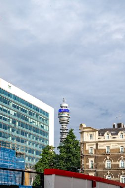 Londra, İngiltere, 11 Temmuz 2023, Geçmişinde BT Kulesi olan Modern Cam Bina Londonların Evrimleşen Şehir Karşıtlığını Yansıtır