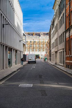 Londra, İngiltere, 11 Temmuz 2023, Londra 'daki Sessiz Dar Sokak Kısmen Bulutlu Bir Gökyüzü Altında Modern ve Geleneksel Mimariyi Harmanladı.