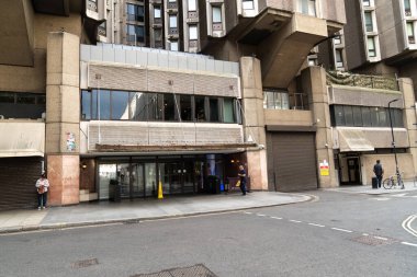 Londra, İngiltere, 11 Temmuz 2023, St. Giles Oteli Girişi Ayırt edici Zalim Mimari Sessiz Sokak Sahnesi ve Yalnız Adam Yakınındaki.