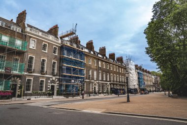 Londra, İngiltere, 11 Temmuz 2023, Londra 'da Klasik Mimari Hattı Sessiz Sokak ile Tarihi Binalar, Eski ve Yeni Vitrin Kenti Harmanına Modern Yükseliş.