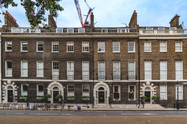 Londra, İngiltere, 11 Temmuz 2023, Londra 'da Klasik Mimari Hattı Sessiz Sokak ile Tarihi Binalar, Eski ve Yeni Vitrin Kenti Harmanına Modern Yükseliş.