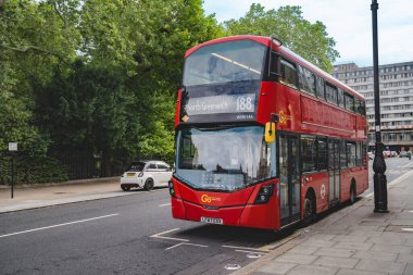 Londra, İngiltere, 11 Temmuz 2023, Red Double Decker Otobüs No 188 Kuzey Greenwich Durağı Ağaçlar Tarafından Çerçevelenmiş Sessiz Sokak ve Modern ve Klasik Mimarinin bir karışımı.