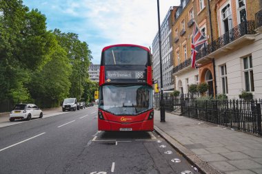 Londra, İngiltere, 11 Temmuz 2023, Red Double Decker Otobüs No 188 Kuzey Greenwich Durağı Ağaçlar Tarafından Çerçevelenmiş Sessiz Sokak ve Modern ve Klasik Mimarinin bir karışımı.
