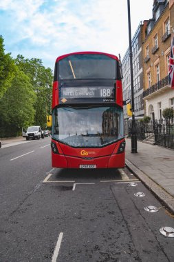 Londra, İngiltere, 11 Temmuz 2023, Red Double Decker Otobüs No 188 Kuzey Greenwich Durağı Ağaçlar Tarafından Çerçevelenmiş Sessiz Sokak ve Modern ve Klasik Mimarinin bir karışımı.