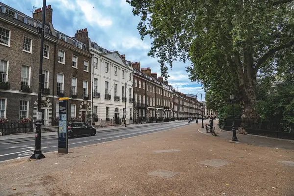 Londra, İngiltere, 11 Temmuz 2023, Londra 'da Klasik Mimari Hattı Sessiz Sokak ile Tarihi Binalar, Eski ve Yeni Vitrin Kenti Harmanına Modern Yükseliş.