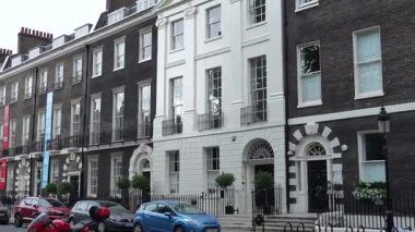 Londra, İngiltere, 11 Temmuz 2023, Londra 'da Klasik Mimari Hattı Sessiz Sokak ile Tarihi Binalar, Eski ve Yeni Vitrin Kenti Harmanına Modern Yükseliş.
