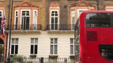 Londra, İngiltere, 11 Temmuz 2023, Birincil Reklam Binası İngiliz Bayrak Flütçüleri Karmaşık Mimariye Karşı.