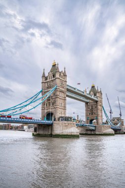 Kule Köprüsü Gotik Kuleleri ve Mavi Kablolarıyla Thames Nehri 'ni Aralıyor, Temmuz 2023' te Şehrin Ziyaretçiler İçin Görülmesi Gereken Sembolü Kaldı
