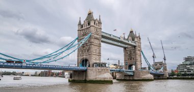 Kule Köprüsü Gotik Kuleleri ve Mavi Kablolarıyla Thames Nehri 'ni Aralıyor, Temmuz 2023' te Şehrin Ziyaretçiler İçin Görülmesi Gereken Sembolü Kaldı