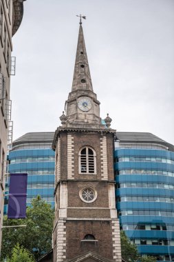 Londra 'nın merkezindeki Çağdaş Cam Ofis Binasına Karşı Tarihi Kilise Kulesi, Eski ve Yeni Şehir Biçimleri Arasındaki Karşıtlığı Vurguluyor.