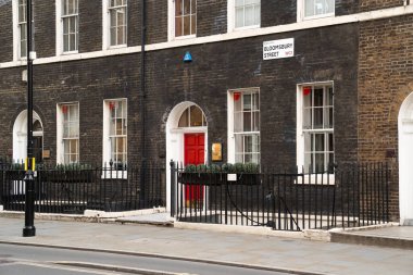 Londra, İngiltere, 11 Temmuz 2023, Barışçıl Sokaklar Geleneksel Tuğla Binalar ve Modern Mimariyle Sıralanmış, Yaprak Altında Sakin Şehir Hayatı Yakalıyor.