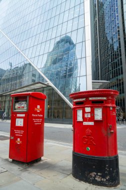 Londra, İngiltere, 11 Temmuz 2023, Klasik ve Modern Kırmızı Kraliyet Posta Kutuları Gelenek ve Yeniliğin Şehir Harmanını Yansıtarak Yan yana Duruyor.
