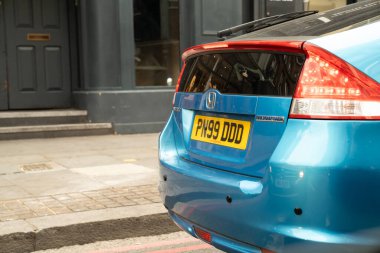 Londra, İngiltere, 11 Temmuz 2023, Mavi Honda Melez Aracının Kapanışı Şehir Caddesinde park edilmiş plakası, Birleşik Krallık 'ın Melez Araçlar için Plaka Biçimini gösteriyor.