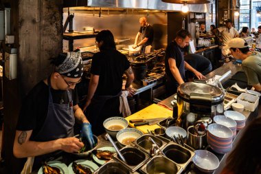 Londra, İngiltere, 11 Temmuz 2023, Londra 'da Bustling Thai Lokantası, Açık Mutfakta Lokantalar ve Aşçılar, Şehir Endüstrisi Tasarımı Otantik Asya Mutfağı Titreşimleri ile Harmanlanıyor.