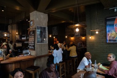 Londra, İngiltere, 11 Temmuz 2023, Londra 'da Bustling Thai Lokantası, Açık Mutfakta Lokantalar ve Aşçılar, Şehir Endüstrisi Tasarımı Otantik Asya Mutfağı Titreşimleri ile Harmanlanıyor.