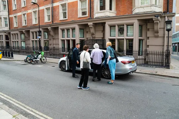 Londra, İngiltere, 11 Temmuz 2023, Barışçıl Sokaklar Geleneksel Tuğla Binalar ve Modern Mimariyle Sıralanmış, Yaprak Altında Sakin Şehir Hayatı Yakalıyor.