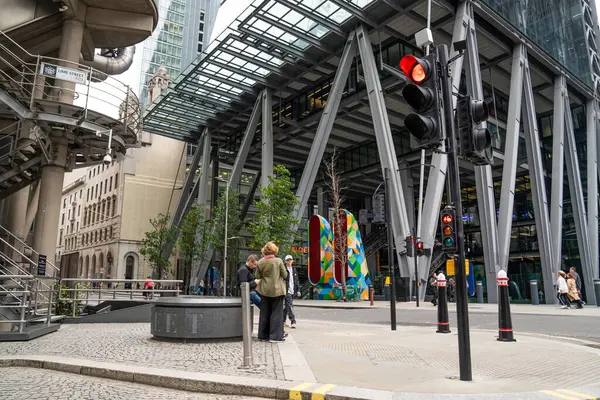 Londra, İngiltere, 11 Temmuz 2023, Glass Towers ve Modern Şehir Mimarisi ile çevrili Finansal Bölgedeki Geleceğin Lloyd Binasını Geçen Yayalar.