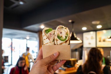 Bir El Tutma Tavuğu Sezar Salatası Bustling Cafe Tezgahının Önünde Taze Kap ve Londra 'da Akşam Yemeği Yiyin.