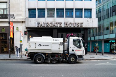 Londra, İngiltere, 12 Temmuz 2023, Londra 'da Yolları Temizleyen Sokak Temizleyicisi ve Arka plandaki Yayalar Şehir Temizliği Çabalarını Vurguluyor