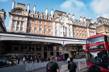 Londra, İngiltere, 12 Temmuz 2023, Londra Viktorya İstasyonu Trafik, Otobüs ve Yolcu ile Manzarası, Şehir Merkezi 'nde Meşgul Şehir Yaşam ve Ulaşım Merkezini Yakalama.