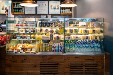 Londra, İngiltere, 12 Temmuz 2023, Starbucks 'ta çeşitli hamur işleri, sandviçler ve içecekler sergilenen, Meşgul Şehir Çevresindeki Kahve Dükkanı' nın Teklif Ettikleri.