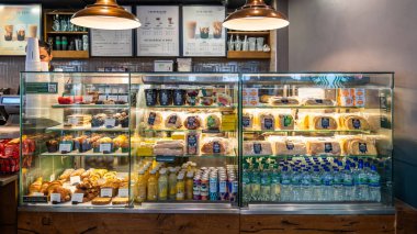 Londra, İngiltere, 12 Temmuz 2023, Starbucks 'ta çeşitli hamur işleri, sandviçler ve içecekler sergilenen, Meşgul Şehir Çevresindeki Kahve Dükkanı' nın Teklif Ettikleri.