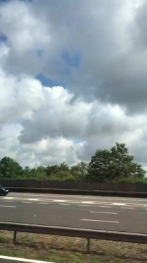 Londra, İngiltere, 12 Temmuz 2023, Gezici Bulanık Geniş Alan Bulutlu Gök ve Yumuşak Doğal Işık Altında Bir Tur Otobüsü Penceresinden Kırsal Bölgeye.