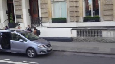 Londra, İngiltere, 12 Temmuz 2023, Hareketli Tur Otobüs Şovu Yayaları, Kırmızı Otobüsler ve Hareketli Bulanık ile İnşaat Bölgeleri Londra 'nın Yoğun Şehir Yaşamını Yansıtıyor.